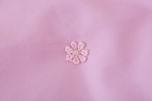 2020粉色新款釘花特寫(xiě).jpg